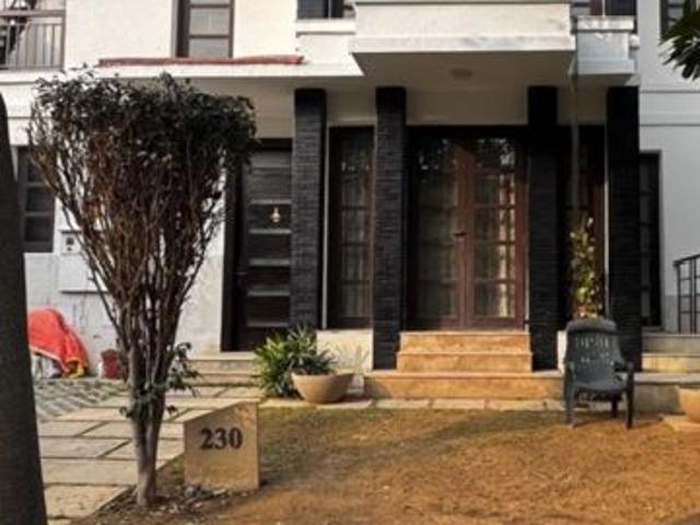 Rental | 3.5 BHK + Pooja Room,Servant Room,Study Room,Extra Room 290 Sq.Yd. Villa in Vipul Tatvam Villas