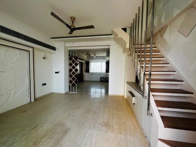 Rental | 3.5 BHK + Pooja Room,Servant Room,Study Room,Extra Room,Basement,Store Room 4500 Sq.Ft. Penthouse in Mahagun Mezzaria