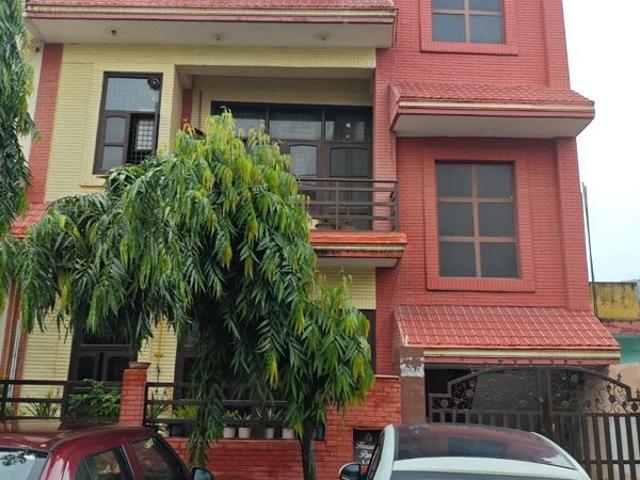 Rental | 3.5 BHK + Pooja Room,Servant Room,Study Room,Extra Room,Store Room 450 Sq.Mt. Villa in Sector 31