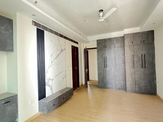 Rental | 3.5 BHK + Pooja Room,Servant Room,Study Room 2500 Sq.Ft. Apartment in Mahagun Mezzaria