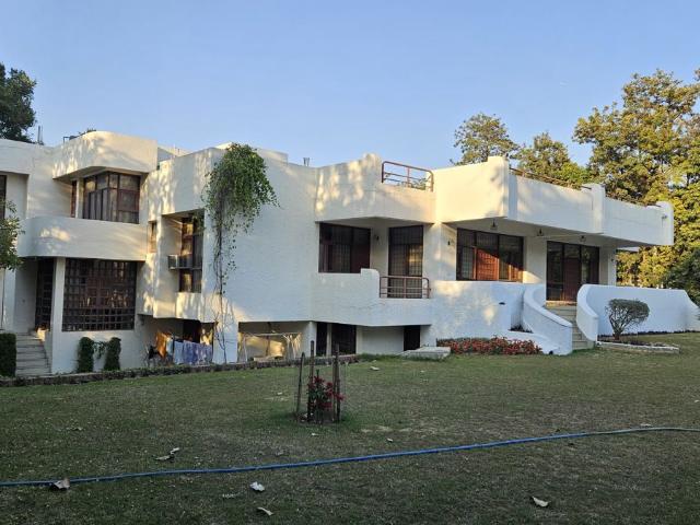 Rental | 3.5 BHK + Prayer Room,Servant Room 18000 Sq.Ft. Villa in Sainik Farm
