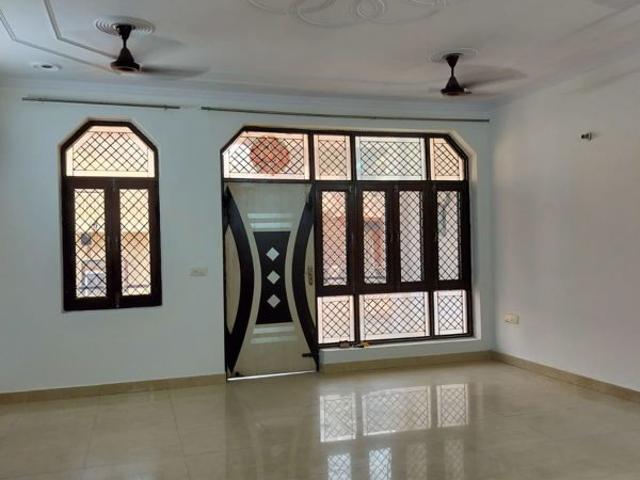 Rental | 3.5 BHK + Prayer Room,Servant Room,Study Room,Extra Room,Basement,Store Room 450 Sq.Mt. Villa in Sector 30