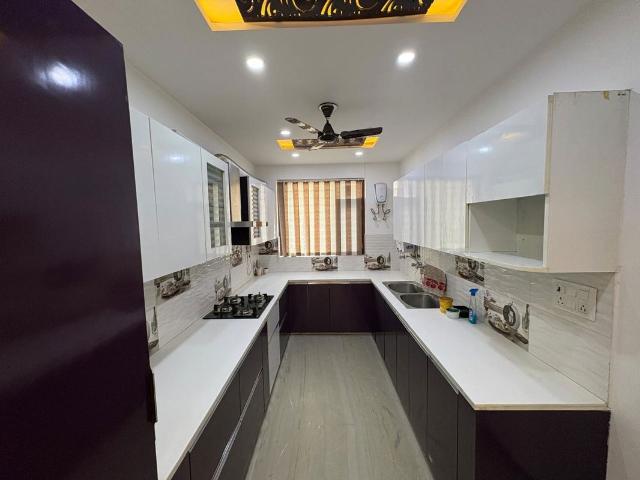 Rental | 3.5 BHK + Servant Room 1850 Sq.Ft. Apartment in Pareena The Elite Residences