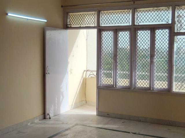 Rental | 3.5 BHK + Servant Room 1800 Sq.Ft. Apartment in Sector 50