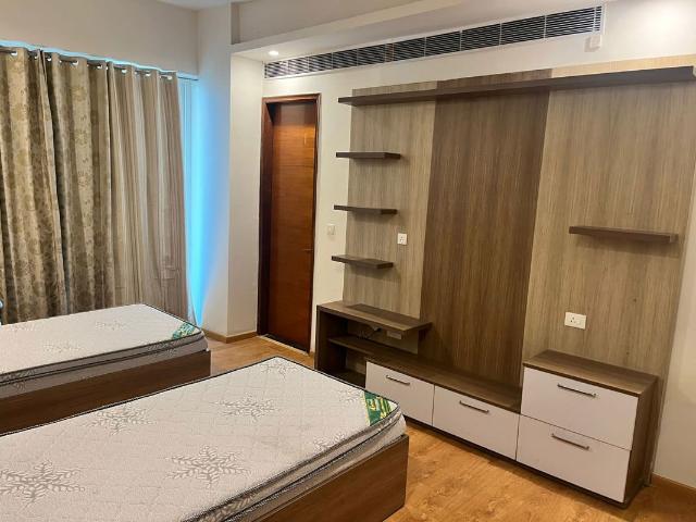 Rental | 3.5 BHK + Servant Room 2500 Sq.Ft. Apartment in Mahagun Mezzaria