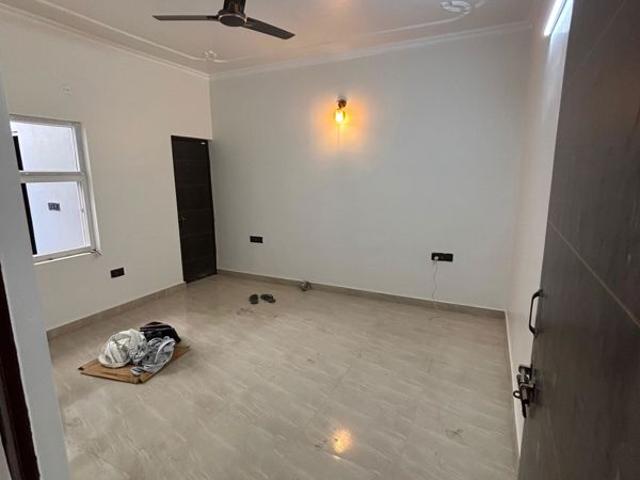 Rental | 3.5 BHK + Servant Room 300 Sq.Mt. Villa in Sector 72