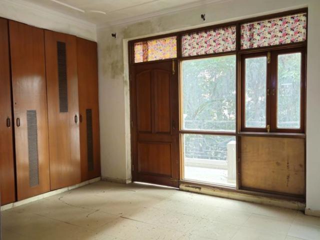 Rental | 3.5 BHK + Servant Room,Basement 2200 Sq.Ft. Apartment in Sector 12 Dwarka