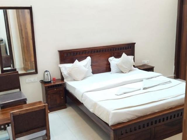 Rental | 3.5 BHK + Servant Room,Study Room 3000 Sq.Ft. Independent House in Sector 72