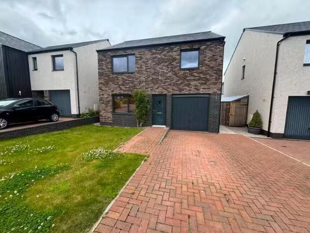 For Rent! 3 BA 4 bedroom detached house for rent in Carron Den.