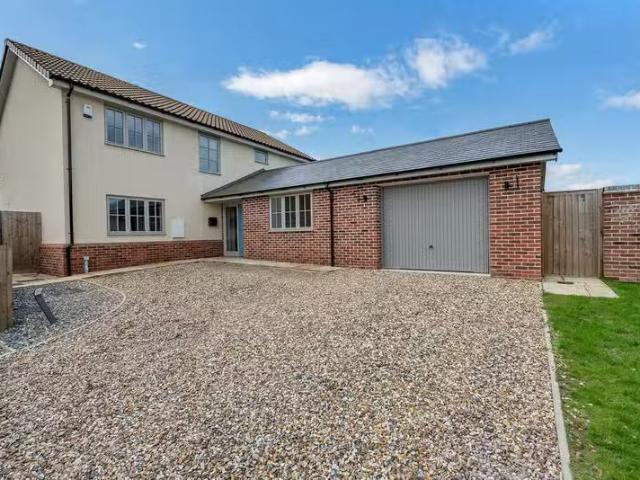 For Rent! 3 BA 4 bedroom detached house for rent in Hobbs Warr.