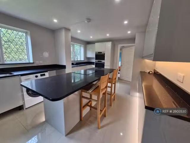 Rental! 3 BA 4 bedroom detached house for rent in Harvington D.