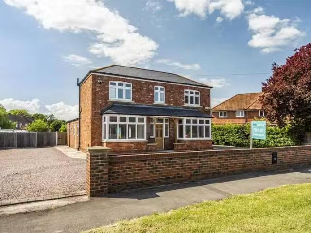 Nice 3 BA 4 bedroom detached house for rent in Hull Road, Howd.