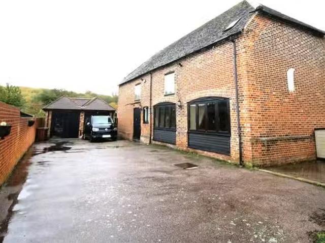 Unique 3 BA 4 bedroom detached house for rent in Thong Lane, S.