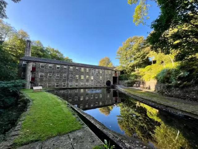 Cozy 3 BA 4 bedroom end of terrace house for rent in Bents Mil.