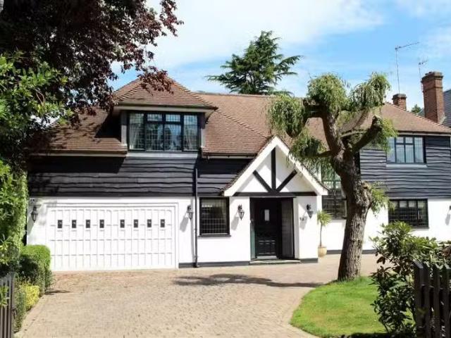 Charming 3 BA 5 bedroom detached house for rent in Brookmans A.