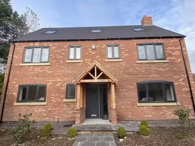 Charming 3 BA 5 bedroom detached house for rent in Elms View.
