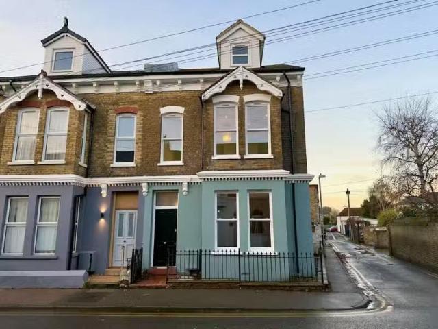 For Rent! 3 BA 5 bedroom end of terrace house for rent in Gilf.