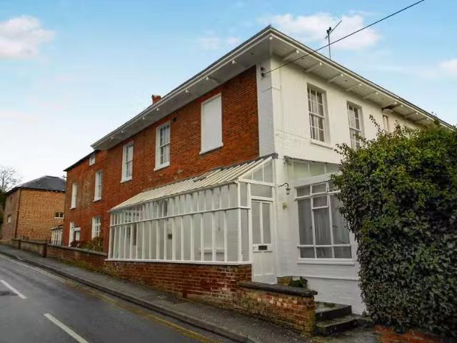 Cozy 3 BA 6 bedroom semi detached house for rent in West Allin.