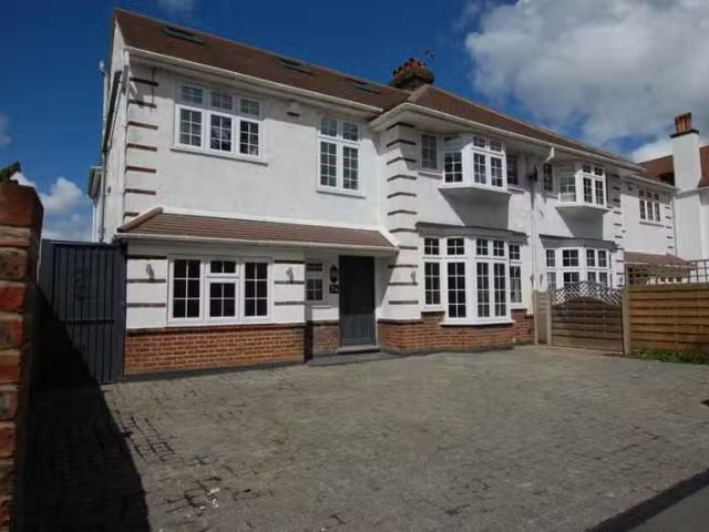 New 3 BA 6 bedroom semi detached house for rent in Avondale Ro.