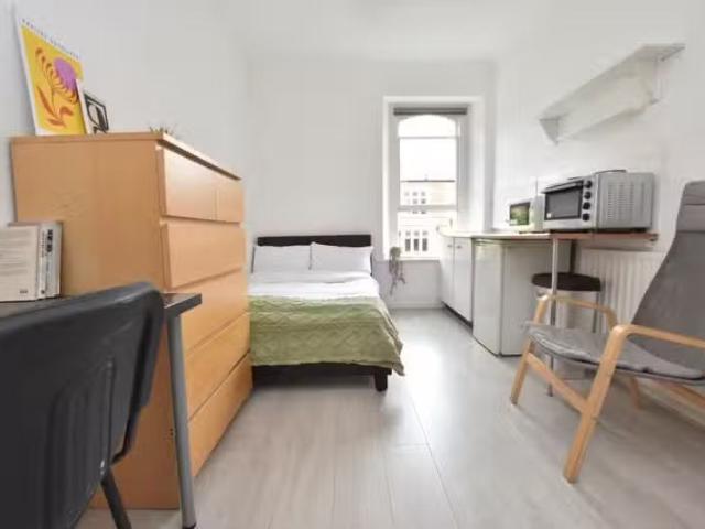 Cheap 3 BA 1 bedroom house share for rent in Room 6, Whatley R.