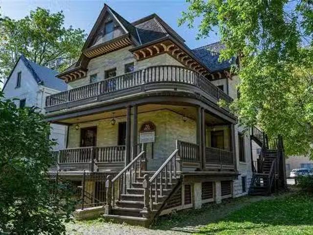 Just in! 3 BA 26 Edmonton Street, Winnipeg, MB, R3C 1P7 comm.
