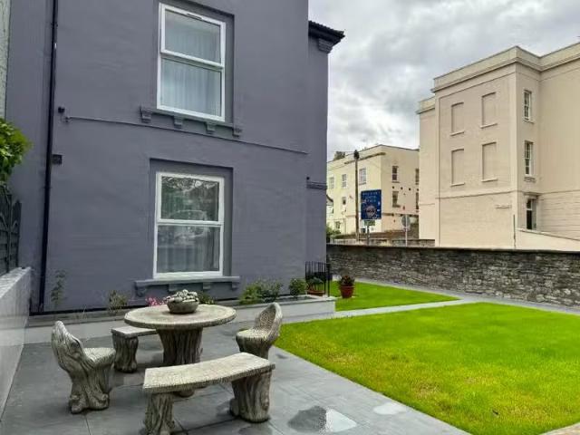 Deal! 3 BA 3 bedroom flat for rent in Coronation Road, Bristol.