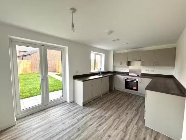 Cheap 3 BA 3 bedroom house for rent in King Charles Gardens, S.