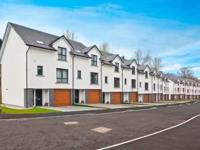 Rental! 3 BA 3 bedroom town house for rent in Stoneywood Brae.