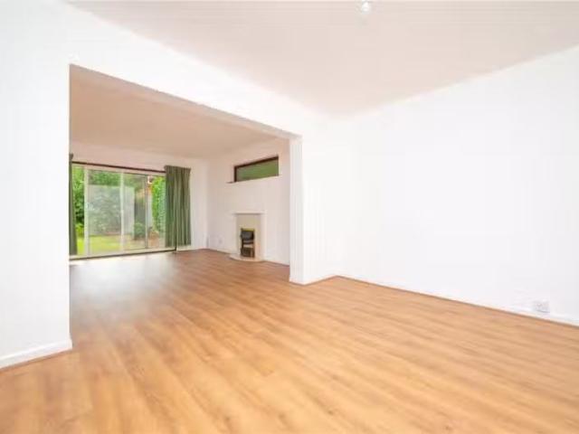 Unique 3 bedroom bungalow for rent in Penn Road, Park Street.