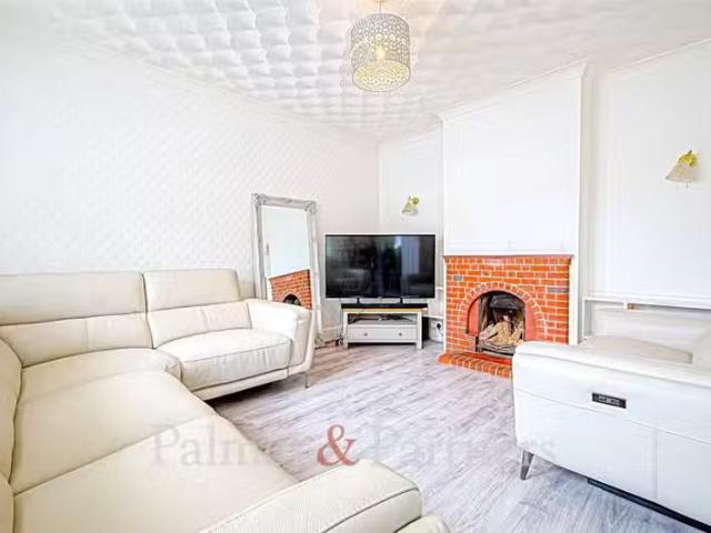 Charming 3 bedroom detached house for rent in Dugard Avenue, C.
