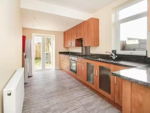 Cheap 3 bedroom detached house for rent in Ensbury Park, Bourn.