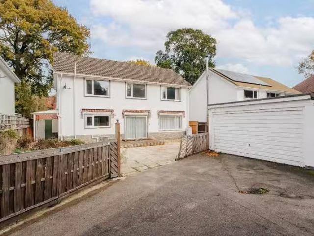 Just in! 3 bedroom detached house for rent in Wimborne Road, B.