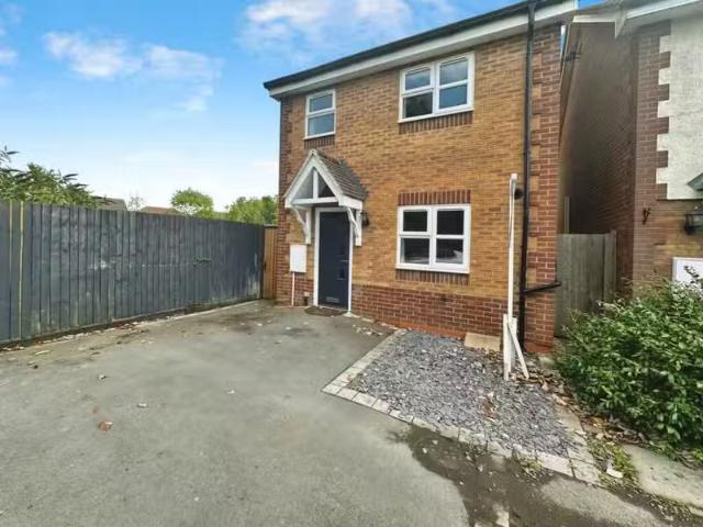 Cozy 3 bedroom detached house for rent in Winster Avenue, Dorr.