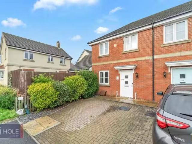 Just in! 3 bedroom end of terrace house for rent in Medlar Clo.
