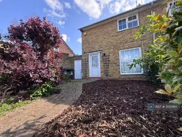 Cozy 3 bedroom end of terrace house for rent in Knightsfield.