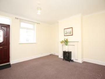 Unique 3 bedroom end of terrace house for rent in Long Street.