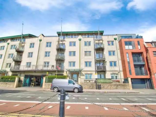 Just in! 3 bedroom flat for rent in 100 Hotwells Road, Hotwell.