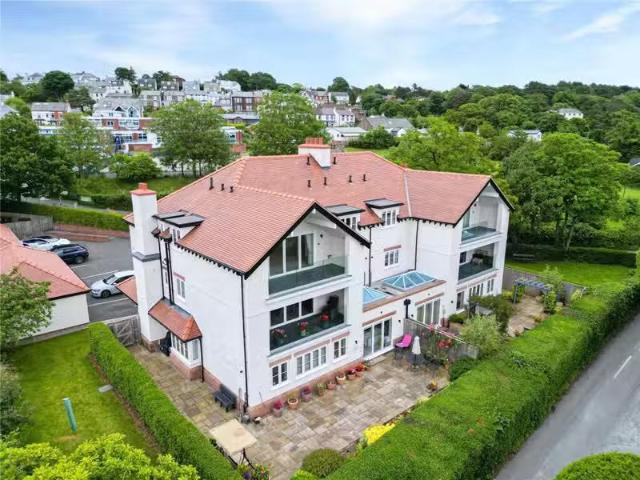 Cozy 3 bedroom penthouse for rent in Thurstaston Road, Heswall.