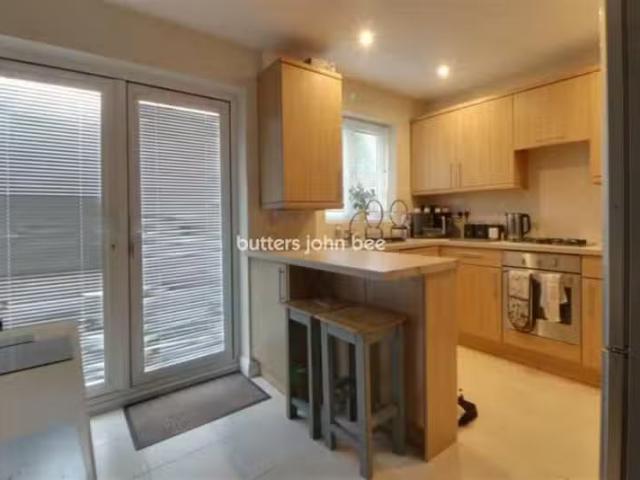 Cozy 3 bedroom semi detached house for rent in Conway Close, C.