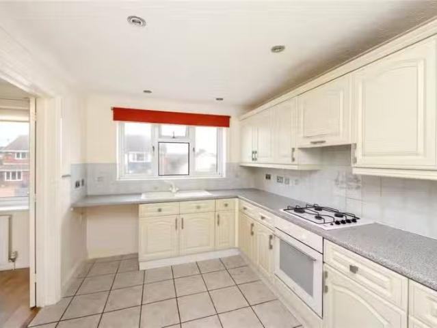 Cozy 3 bedroom semi detached house for rent in Brighton Road.