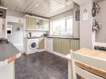 Charming 3 bedroom semi detached house for rent in Piccadilly.