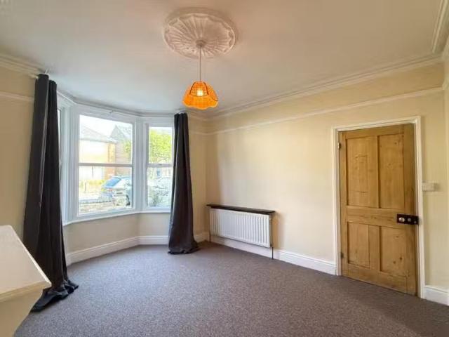 Deal! 3 bedroom semi detached house for rent in Richmond Road.