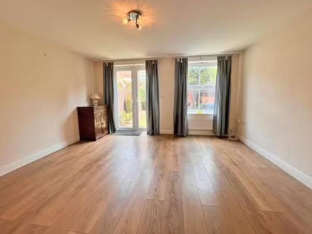 Charming 3 bedroom terraced house for rent in Millards Close.