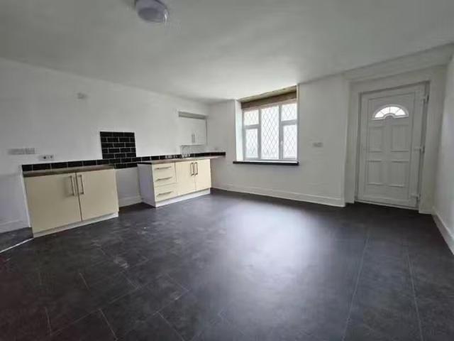 Rental! 3 bedroom terraced house for rent in Burnley Road, Col.