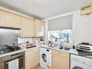 Just in! 3 bedroom terraced house for rent in Campion Gardens.