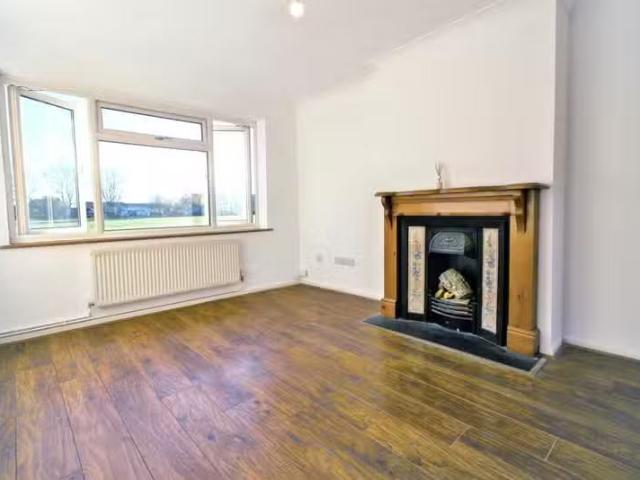 Nice 3 bedroom terraced house for rent in Readers Court, Chelm.