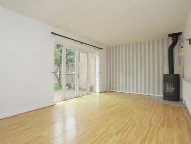 Deal! 3 bedroom terraced house for rent in Roselands, Walmer.