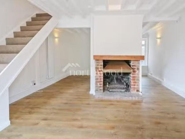 Rental! 3 bedroom terraced house for rent in The Street, Chilh.