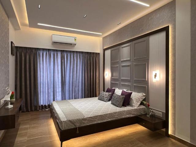 Rental | 3 BHK + 1073 Sq.Ft. Apartment in Oberoi Sky City