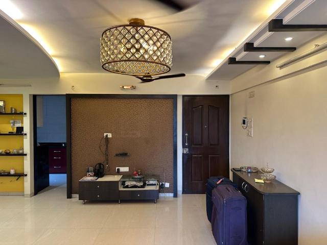 Rental | 3 BHK 1000 Sq.Ft. Apartment in Runwal Centre